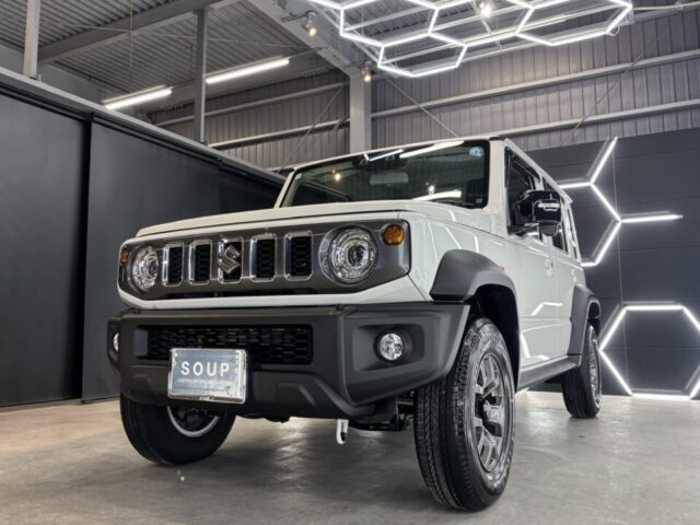 徳島県美馬市よりご来店の新車スズキ JC74W ジムニーノマドへ、G.Guardガラスコーティング・プラチナ3層コーティング施工が完了。丁寧な下地処理と軽研磨、多層被膜によって、深みのある艶と存在感あふれる一台に仕上がりました。