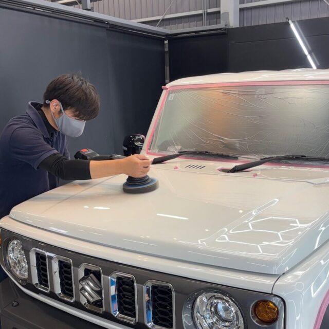 新車スズキ JC74W ジムニーノマドのボディを、カーコーティング専門店SOUPが丁寧に軽研磨。新車時の薄いキズや塗装表面の曇りを整え、G.Guardプラチナ3層コーティングにふさわしい艶と透明感を引き出します。