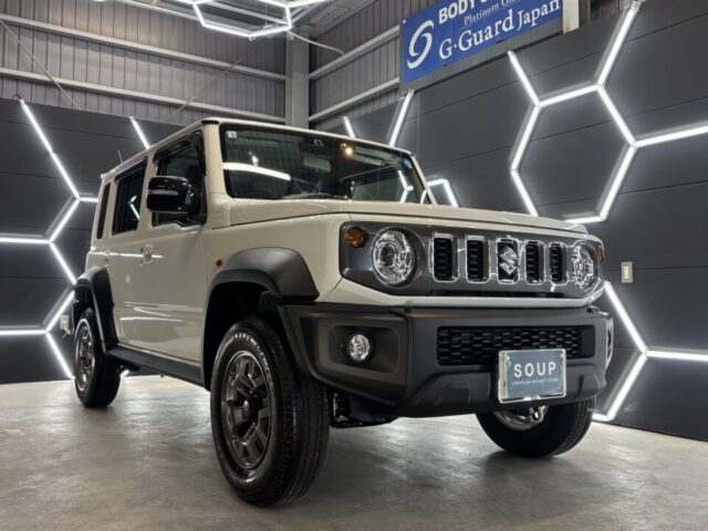 徳島県美馬市よりご来店の新車スズキ JC74W ジムニーノマドへ、G.Guardガラスコーティング・プラチナ3層コーティング施工が完了。丁寧な下地処理と軽研磨、多層被膜によって、深みのある艶と存在感あふれる一台に仕上がりました。
