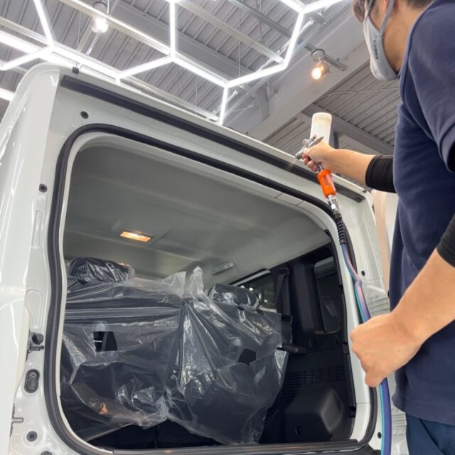 徳島県三好市のカーコーティング専門店SOUPが、新車スズキ JC74W ジムニーノマドへG.Guardガラスコーティングをスプレーガン施工。細かな部分まで均一なガラス被膜を形成し、美しい艶と優れた防汚性能を高めます。