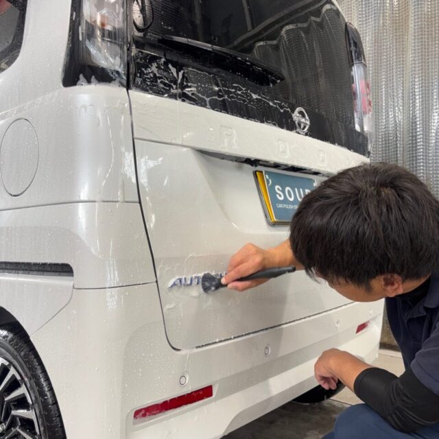 徳島県美馬郡よりご来店いただいた新車ニッサン ルークス オーテックライン(BB2A)を、徳島県三好市のカーコーティング専門店SOUPが細部洗浄。ボディやエンブレム、細かな隙間の汚れまで丁寧に除去し、G.Guardプラチナ3層コーティングに適した塗装状態へ整えます。