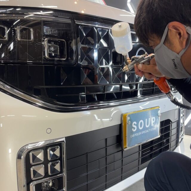 徳島県三好市のカーコーティング専門店SOUPにて、新車ニッサン ルークス オーテックライン(BB2A)へG.Guardプラチナ3層コーティングをスプレーガン施工。均一で美しいガラス被膜を形成し、深い艶と優れた撥水性・防汚性・耐久性を引き出します。