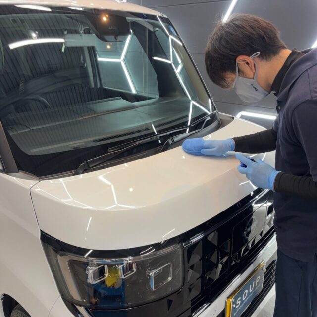 新車ニッサン ルークス オーテックライン(BB2A)へ、G.Guardガラスコーティング専用TOPコートを手塗り施工。ボディの細部まで丁寧に塗り込むことで、滑らかな質感と艶をさらに高め、雨や汚れが付着しにくい美しいボディへ仕上げます。