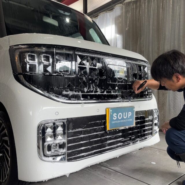 徳島県美馬郡よりご来店いただいた新車ニッサン ルークス オーテックライン(BB2A)を、徳島県三好市のカーコーティング専門店SOUPが細部洗浄。ボディやエンブレム、細かな隙間の汚れまで丁寧に除去し、G.Guardプラチナ3層コーティングに適した塗装状態へ整えます。