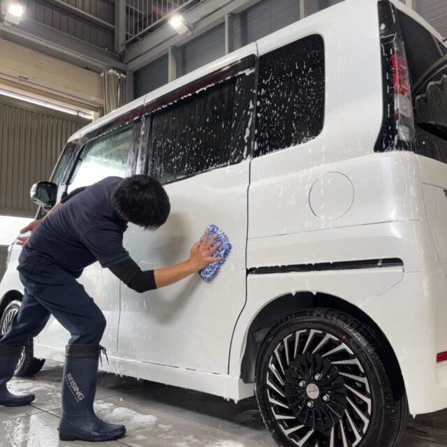 徳島県美馬郡よりご来店いただいた新車ニッサン ルークス オーテックライン(BB2A)を、徳島県三好市のカーコーティング専門店SOUPが細部洗浄。ボディやエンブレム、細かな隙間の汚れまで丁寧に除去し、G.Guardプラチナ3層コーティングに適した塗装状態へ整えます。