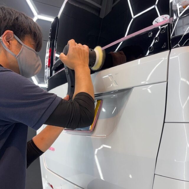新車ニッサン ルークス オーテックライン(BB2A)へ、塗装状態に合わせた軽研磨を実施。新車特有の薄い洗車キズや塗装表面の曇りを丁寧に整え、本来の艶と透明感を引き出します。G.Guardガラスコーティングの密着性を高める大切な下地工程です。