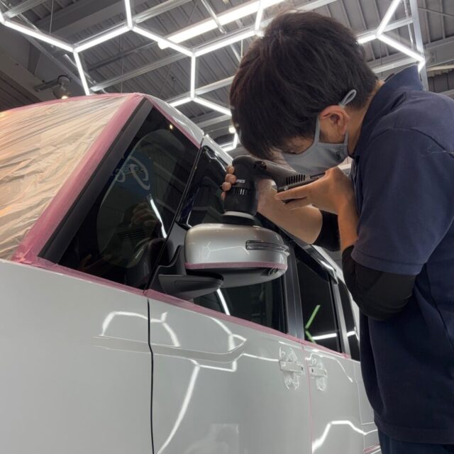 新車ニッサン ルークス オーテックライン(BB2A)へ、塗装状態に合わせた軽研磨を実施。新車特有の薄い洗車キズや塗装表面の曇りを丁寧に整え、本来の艶と透明感を引き出します。G.Guardガラスコーティングの密着性を高める大切な下地工程です。