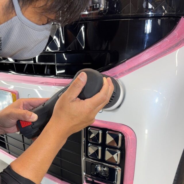 新車ニッサン ルークス オーテックライン(BB2A)へ、塗装状態に合わせた軽研磨を実施。新車特有の薄い洗車キズや塗装表面の曇りを丁寧に整え、本来の艶と透明感を引き出します。G.Guardガラスコーティングの密着性を高める大切な下地工程です。