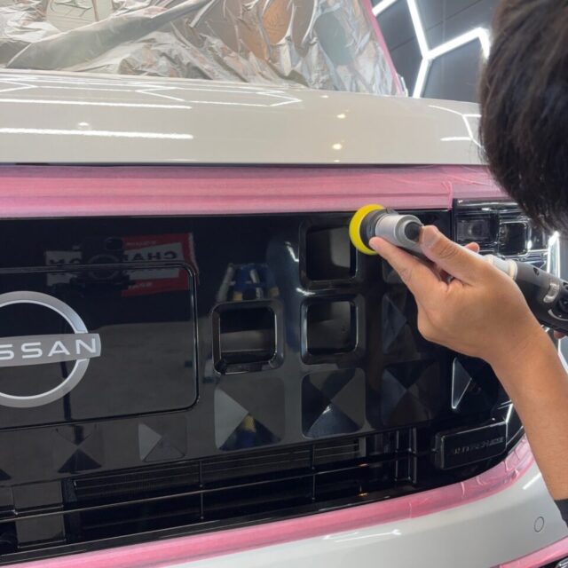 新車ニッサン ルークス オーテックライン(BB2A)へ、塗装状態に合わせた軽研磨を実施。新車特有の薄い洗車キズや塗装表面の曇りを丁寧に整え、本来の艶と透明感を引き出します。G.Guardガラスコーティングの密着性を高める大切な下地工程です。