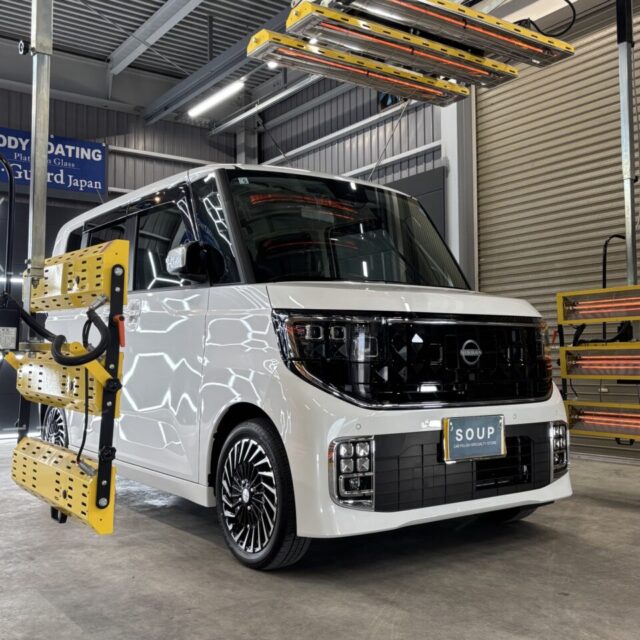 徳島県美馬郡よりご来店の新車ニッサン ルークス オーテックライン(BB2A)へ、G.Guardプラチナ3層コーティングとSystemX Glass全面ガラス施工が完了。遠赤外線乾燥で被膜の硬化を促進し、艶・撥水性・防汚性に優れた美しい一台へ仕上げました。