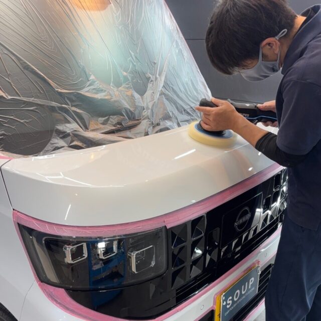 新車ニッサン ルークス オーテックライン(BB2A)へ、塗装状態に合わせた軽研磨を実施。新車特有の薄い洗車キズや塗装表面の曇りを丁寧に整え、本来の艶と透明感を引き出します。G.Guardガラスコーティングの密着性を高める大切な下地工程です。