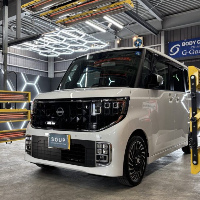 徳島県美馬郡よりご来店の新車ニッサン ルークス オーテックライン(BB2A)へ、G.Guardプラチナ3層コーティングとSystemX Glass全面ガラス施工が完了。遠赤外線乾燥で被膜の硬化を促進し、艶・撥水性・防汚性に優れた美しい一台へ仕上げました。