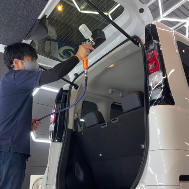 徳島県三好市のカーコーティング専門店SOUPにて、新車ニッサン ルークス オーテックライン(BB2A)へG.Guardプラチナ3層コーティングをスプレーガン施工。均一で美しいガラス被膜を形成し、深い艶と優れた撥水性・防汚性・耐久性を引き出します。