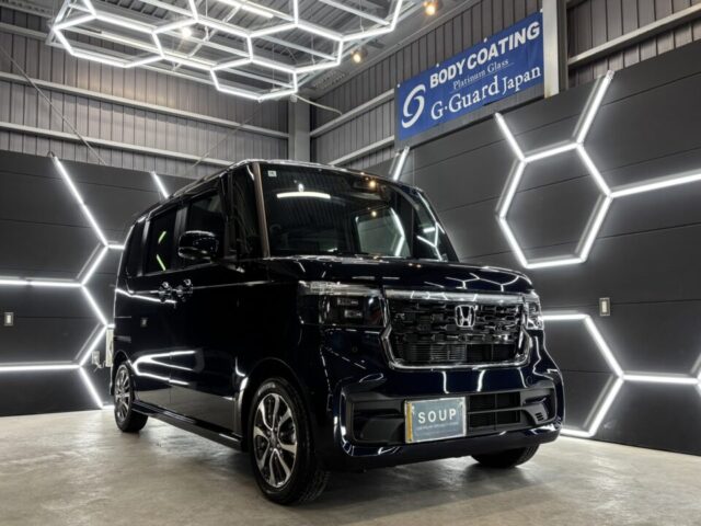 徳島県三好郡よりご来店いただいたホンダ JF5 N-BOXカスタムへのSystemX Crystal SSセラミックコーティング施工が完了。純水洗浄、細部洗浄、軽研磨、ガスプライマー、コーティング施工、遠赤外線乾燥、最終確認まで、徳島県三好市のカーコーティング専門店SOUPが丁寧に施工しました。塗装本来の艶と美しさを引き出し、防汚性と耐久性に優れた被膜でボディを長期間保護します。