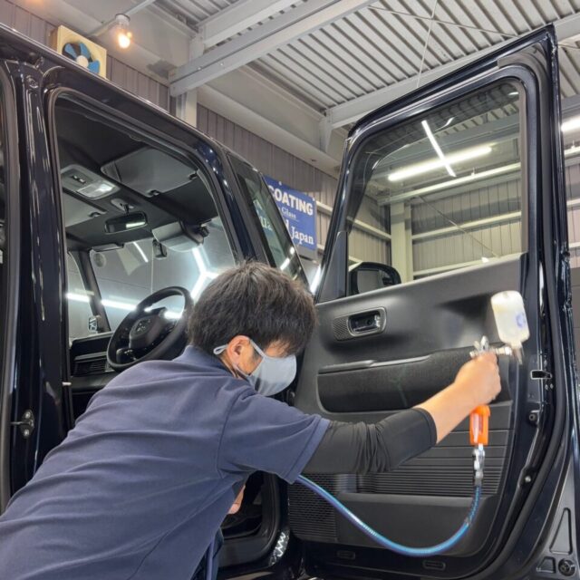 徳島県三好市のカーコーティング専門店SOUPが、ホンダ JF5 N-BOXカスタムへSystemX Crystal SSを細部まで施工。グリルや複雑な形状の部分にはスプレーガンを使用し、細かな箇所まで均一なセラミックコーティング被膜を形成します。