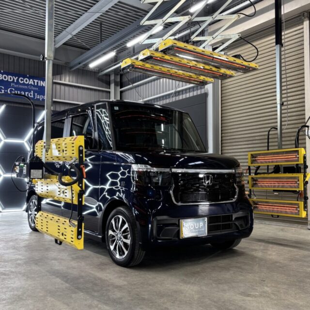 SystemX Crystal SSを施工したホンダ JF5 N-BOXカスタムへ、遠赤外線ヒーターによる加熱乾燥を実施。温度を適切に管理しながら被膜の硬化と定着を促進し、セラミックコーティング本来の艶・耐久性・保護性能を引き出します。