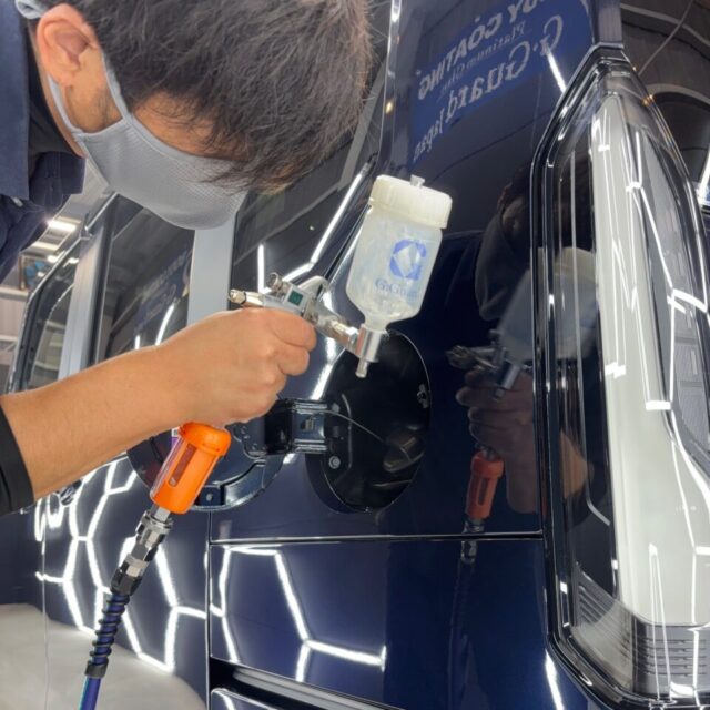 徳島県三好市のカーコーティング専門店SOUPが、ホンダ JF5 N-BOXカスタムへSystemX Crystal SSを細部まで施工。グリルや複雑な形状の部分にはスプレーガンを使用し、細かな箇所まで均一なセラミックコーティング被膜を形成します。