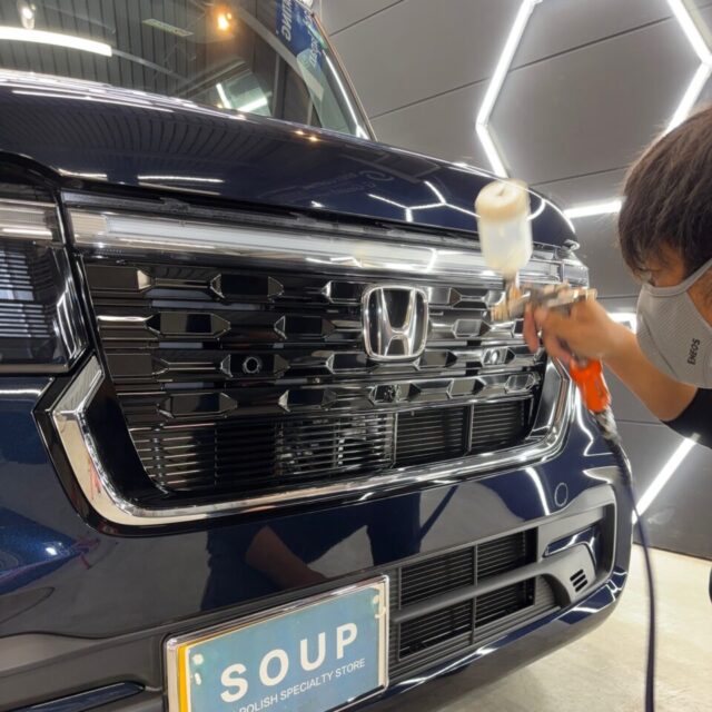 徳島県三好市のカーコーティング専門店SOUPが、ホンダ JF5 N-BOXカスタムへSystemX Crystal SSを細部まで施工。グリルや複雑な形状の部分にはスプレーガンを使用し、細かな箇所まで均一なセラミックコーティング被膜を形成します。