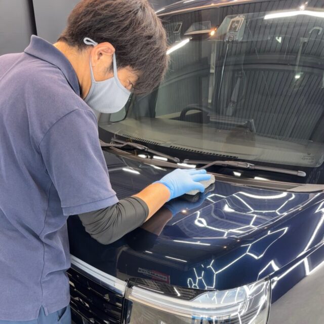 徳島県三好郡よりご来店いただいたホンダ JF5 N-BOXカスタムへ、SystemX Crystal SSセラミックコーティングを施工。ボディ全体へ均一な保護被膜を形成し、深みのある艶を引き出しながら、紫外線や雨ジミ、汚れから塗装を保護します。