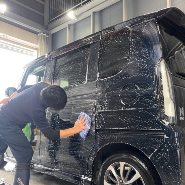 徳島県三好郡よりご来店いただいたホンダ JF5 N-BOXカスタムを、徳島県三好市のカーコーティング専門店SOUPで細部洗浄。純水を使用し、エンブレム周辺やグリル、ドアヒンジ、モールなどに付着した汚れや油分を除去して、SystemX Crystal SSの施工に適した状態へ整えます。