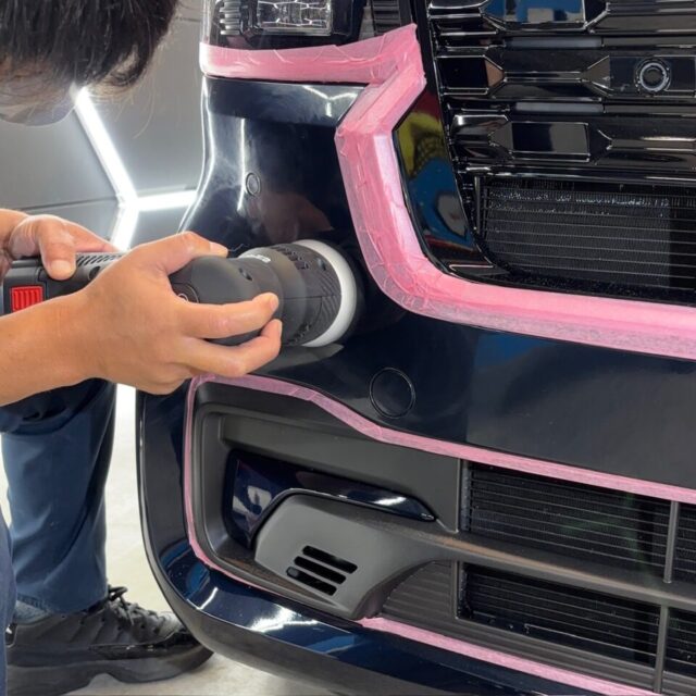 徳島県三好郡よりご来店のホンダ JF5 N-BOXカスタムへ、SystemX Crystal SS施工前のボディ軽研磨を実施。塗装状態を確認しながら、表面の微細なキズやくすみを丁寧に整え、塗装本来の艶と透明感を引き出します。