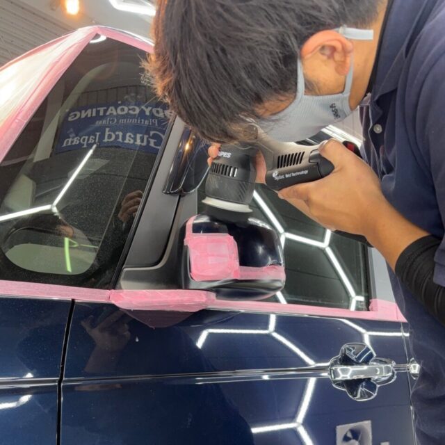 徳島県三好郡よりご来店のホンダ JF5 N-BOXカスタムへ、SystemX Crystal SS施工前のボディ軽研磨を実施。塗装状態を確認しながら、表面の微細なキズやくすみを丁寧に整え、塗装本来の艶と透明感を引き出します。