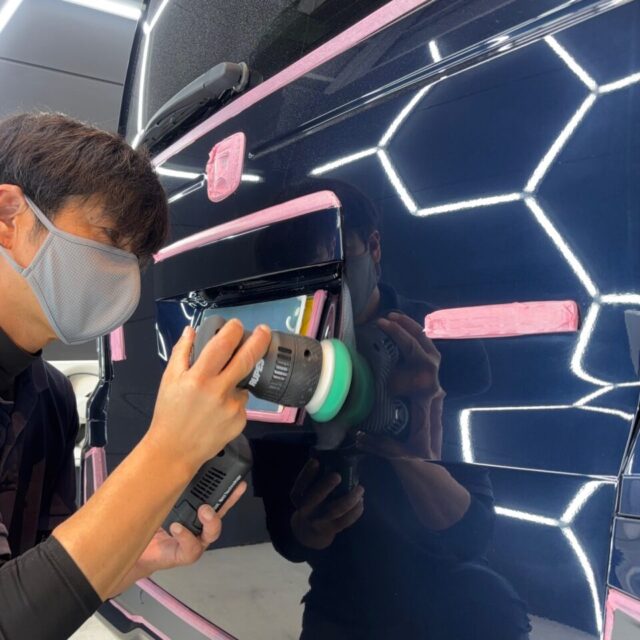 徳島県三好郡よりご来店のホンダ JF5 N-BOXカスタムへ、SystemX Crystal SS施工前のボディ軽研磨を実施。塗装状態を確認しながら、表面の微細なキズやくすみを丁寧に整え、塗装本来の艶と透明感を引き出します。