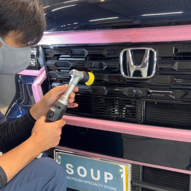 徳島県三好郡よりご来店のホンダ JF5 N-BOXカスタムへ、SystemX Crystal SS施工前のボディ軽研磨を実施。塗装状態を確認しながら、表面の微細なキズやくすみを丁寧に整え、塗装本来の艶と透明感を引き出します。