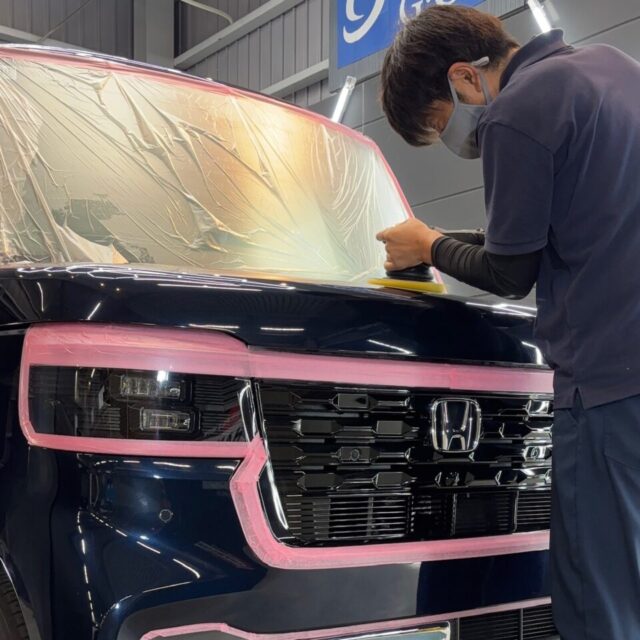 徳島県三好郡よりご来店のホンダ JF5 N-BOXカスタムへ、SystemX Crystal SS施工前のボディ軽研磨を実施。塗装状態を確認しながら、表面の微細なキズやくすみを丁寧に整え、塗装本来の艶と透明感を引き出します。