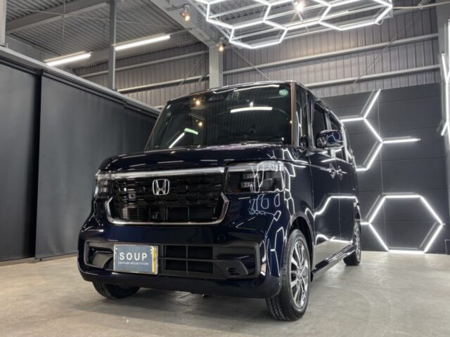 徳島県三好郡よりご来店いただいたホンダ JF5 N-BOXカスタムへのSystemX Crystal SSセラミックコーティング施工が完了。純水洗浄、細部洗浄、軽研磨、ガスプライマー、コーティング施工、遠赤外線乾燥、最終確認まで、徳島県三好市のカーコーティング専門店SOUPが丁寧に施工しました。塗装本来の艶と美しさを引き出し、防汚性と耐久性に優れた被膜でボディを長期間保護します。