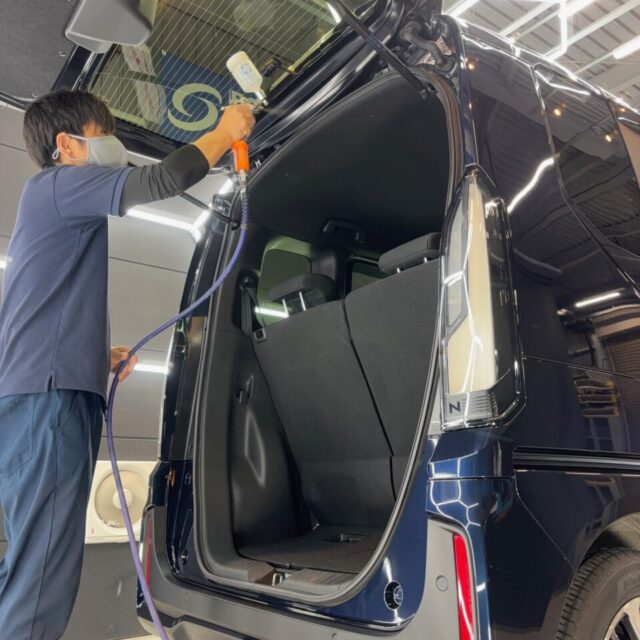 徳島県三好市のカーコーティング専門店SOUPが、ホンダ JF5 N-BOXカスタムへSystemX Crystal SSを細部まで施工。グリルや複雑な形状の部分にはスプレーガンを使用し、細かな箇所まで均一なセラミックコーティング被膜を形成します。